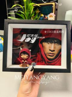 小野跌进《范特西》的磁带有声宇宙  
在双截棍的破风声里  