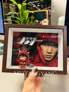 小野跌进《范特西》的磁带有声宇宙  
在双截棍的破风声里  