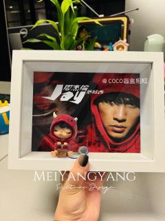 小野跌进《范特西》的磁带有声宇宙  
在双截棍的破风声里  