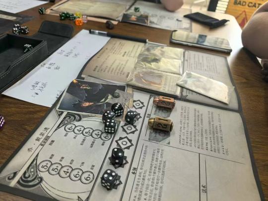 先说优点吧，优点在于配件做得很精致，而且预设卡也省去了车卡的时间，更方便新人入坑

再说问题
首先是模组的问题，开局解密做一个单表替换密码，重点是汉化做的不用心，有一个线索是用不上的，导致这个过程过于