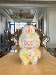 前方高能系列LABUBU搪胶彩虹38cm大娃，摸到实物时渐变