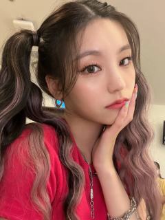 今日头像-黄礼志Yeji
小狐狸辣辣的，这个眼神真的绝了