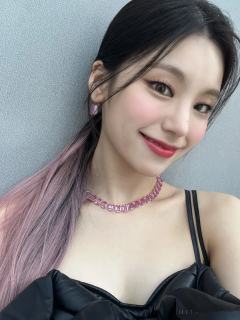 今日头像-黄礼志Yeji
小狐狸辣辣的，这个眼神真的绝了