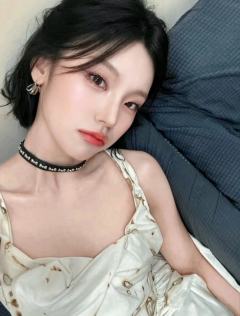 今日头像-黄礼志Yeji
小狐狸辣辣的，这个眼神真的绝了