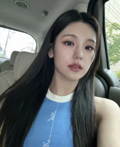 今日头像-黄礼志Yeji
小狐狸辣辣的，这个眼神真的绝了