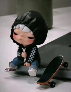 小野现在基本的处境，盲盒被大家说设计越来越不行，吊卡则是在一