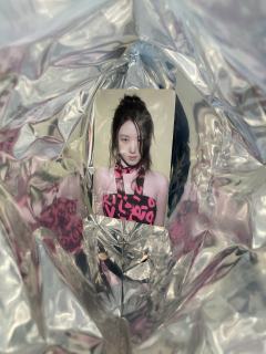 不小心把小卡掉进薯片袋子里了，怎么这么好看！