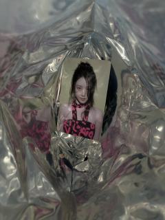 不小心把小卡掉进薯片袋子里了，怎么这么好看！
