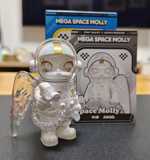 mega 天使是我见过最特别最喜欢的一款

①外观造型独特：隐藏天使在整体造型上与系列其他常规款有明显区别，它增添了一对大大的翅膀作为配件，这在该系列中是独一无二的设计，使其在视觉上极具辨识度。翅膀的