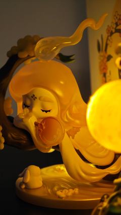 🌕当嫦娥的蜡烛掉进人间…

桂影摇金映月轮，
烛光暖处意缠