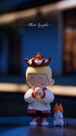 “在暮色晕染的温柔里，他与猫的虔诚，是时光写给生日最诗意的注脚。”