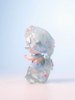 当折枝的芬芳在手中溃散，
我俯身触碰水面
刹那的倒影里
花谢