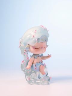 当折枝的芬芳在手中溃散，
我俯身触碰水面
刹那的倒影里
花谢