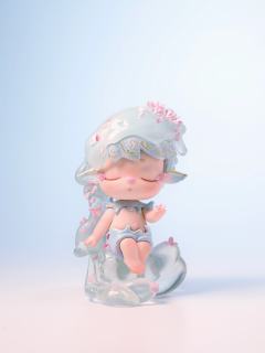 当折枝的芬芳在手中溃散，
我俯身触碰水面
刹那的倒影里
花谢