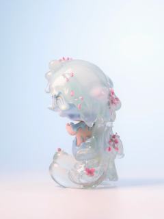 当折枝的芬芳在手中溃散，
我俯身触碰水面
刹那的倒影里
花谢