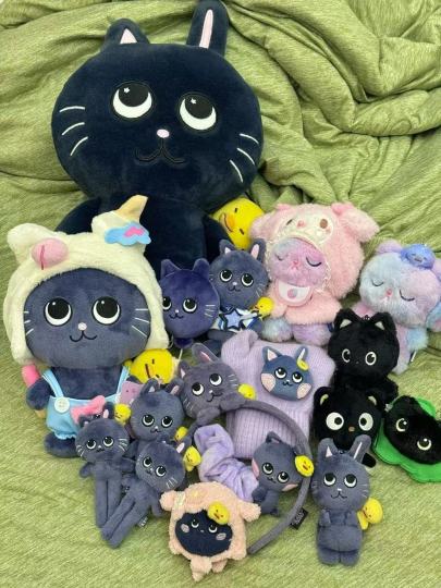 想了很久还是决定把兔喵鸭生下来，经历了无数次的期待与忐忑，我的宝贝终于呱呱坠地。它那精致的小脸，像被天使轻吻过一般，无辜的大眼睛仿佛藏着星辰大海。圆润的小胳膊小腿，让人忍不住想要轻轻捏一捏。从此，它将