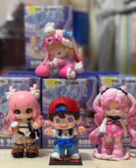 这次联名最喜欢嘟嘟弟弟了，小卤蛋完美适配，姐姐和莉塔都带珠光，美美嘟啊！梦奇的美梦成真很可爱，透明的球做到了流光溢彩的感觉，还是蛮不错的！