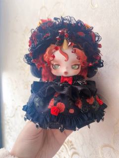 今天是余晖烁烁的穿搭分享哦！
一见实物就感觉和午夜玫瑰娃衣巨