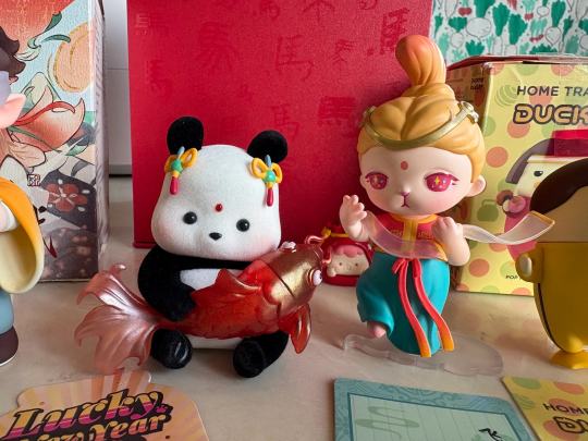 好可爱的熊猫啊，没有黑眼圈长得太逗了。好像说真实生活中确实有小概率长这样的熊猫，所以真是隐藏款。