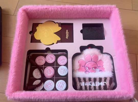 周杰伦赠送联名chouchou黑金限定礼盒
内含：
周同学棕色双心毛绒香包挂件
WAKAEMO棕色皮革金属钥匙扣
WAKAEMO棕色毛绒玩偶挂件
WAKAEMO银色羽绒皮小型包袋
周同学黑标新年红包
