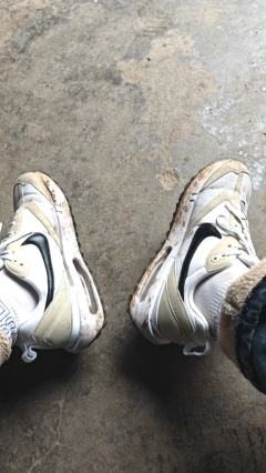 今天就一个鱼，钓了大概三个小时。昨天下过雨，泥土都是湿的。
