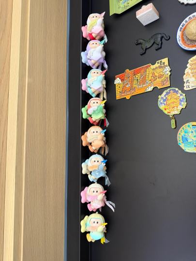 实在没地方了，贴在了门框上