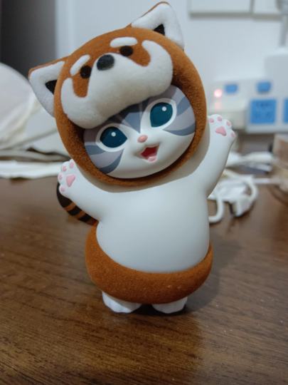 巴掌大小。这款跟其他款区别是它的尾巴很大，挺可爱的