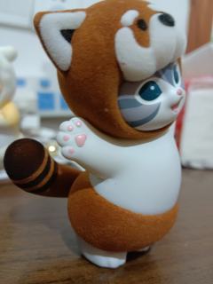 巴掌大小。这款跟其他款区别是它的尾巴很大，挺可爱的