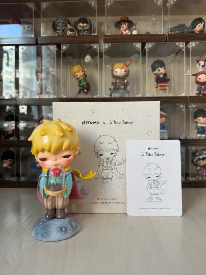 泡泡玛特 Hirono（小野）系列限定手办——「Hirono × Le Petit Prince（小野小王子）」。
• 设计概念
这款手办是Hirono与经典童话《小王子》的联名作品，将小野塑造成小王