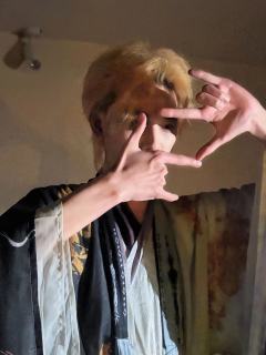 轮流发疯就是以后情感本的归宿。

大宴之上挺好玩的，一个是时