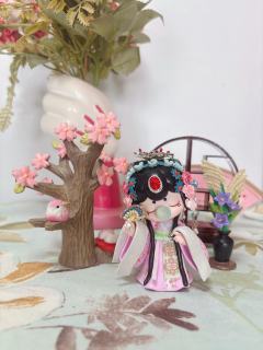 游园惊梦·囡茜的牡丹亭
当苏州昆曲的水磨调漫进潮玩的方寸，这