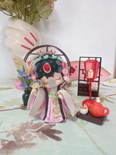 游园惊梦·囡茜的牡丹亭
当苏州昆曲的水磨调漫进潮玩的方寸，这