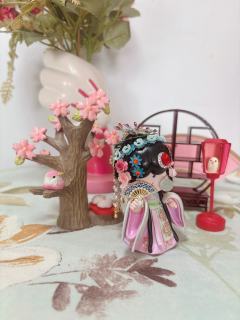 游园惊梦·囡茜的牡丹亭
当苏州昆曲的水磨调漫进潮玩的方寸，这