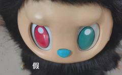 zimomo十周年黑天使真假对比
1.看鼻子轮廓和形状，假货