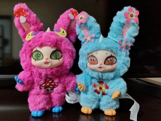 低于原价买到的两个新嘢毛绒挂件。
看到就惊艳到了，好大一只( Ꙭ)。
手感非常哇塞‎ദ്ദിᵔ.˛.ᵔ₎✧
耳朵，四肢有骨架，可以凹造型 ，
可以单独站在桌子上。
眼睛里面还有有趣的小故事，
新潮的时