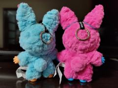 低于原价买到的两个新嘢毛绒挂件。
看到就惊艳到了，好大一只(