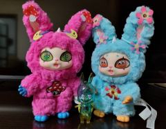 低于原价买到的两个新嘢毛绒挂件。
看到就惊艳到了，好大一只(