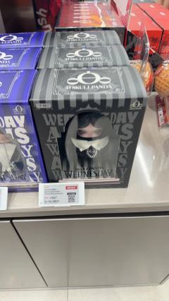 今天去Pleasanton泡泡玛特店里逛逛，正巧看到美版还有