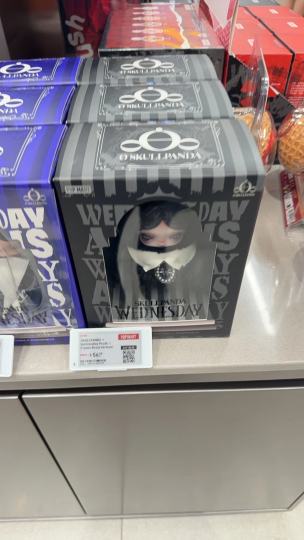 今天去Pleasanton泡泡玛特店里逛逛，正巧看到美版还有几个，果断拿下。确实比国内版的精致很多