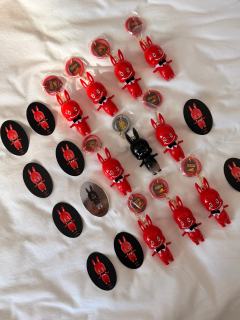 十周年盲盒钥匙扣里最喜欢这款红色戴领结的，竟然20+就能买到