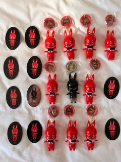 十周年盲盒钥匙扣里最喜欢这款红色戴领结的，竟然20+就能买到