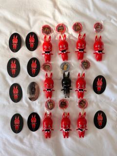 十周年盲盒钥匙扣里最喜欢这款红色戴领结的，竟然20+就能买到