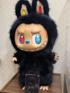 终于收到这只Labubu黑大帅了，实物比直播间里看着还要惊艳