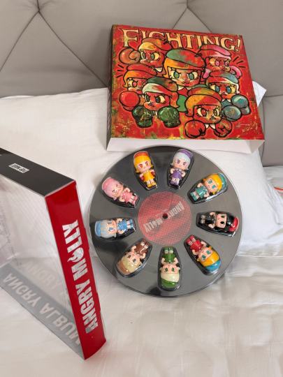 但这套molly黑胶真的很值得，千金难买我开心，这款做到了！设计很用心，对于我平时也听黑胶的人，真的不要太惊喜。一款就会拥有9个不同的angrymolly，每一款设计都有它的专属颜色、性格、脾气、和情