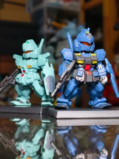 来自《机动战士高达﻿0083》中的两款经典机体——吉姆特装型