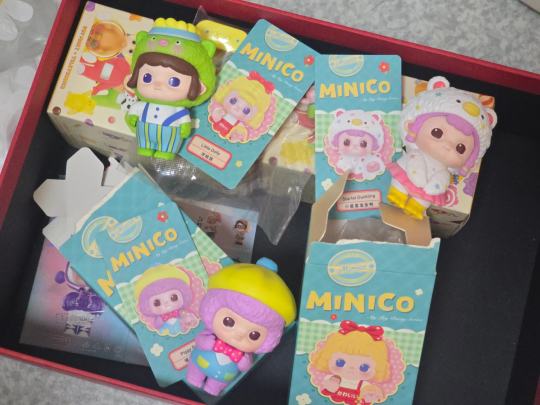 买了N年的玩意...今天拆开也是离大谱了😱买时拆盒看过卡 没拆袋今天一拆袋 为啥我的洋娃娃变成了绿毛怪 😢记得当时看见洋娃娃卡时还超开心 这是来自几年后的离谱😵