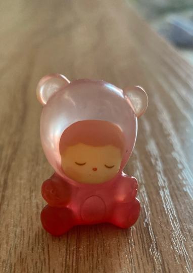 我们班同学送我了一个这个，但是鉴别李夏像是吱吱草莓又对不上颜色，看了一下是不是隐藏可乐的表情又不对没有糖的图，但看脸是对的，我都不知道他到底送我的是哪个了，大家帮我看看