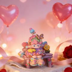 裙摆晕开晚霞的温柔，
头顶玫瑰与蝴蝶轻落，
把整个春天的浪漫