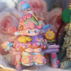 裙摆晕开晚霞的温柔，
头顶玫瑰与蝴蝶轻落，
把整个春天的浪漫