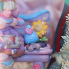 裙摆晕开晚霞的温柔，
头顶玫瑰与蝴蝶轻落，
把整个春天的浪漫